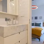 Stunning In Heart Of By Lovelystay Apartmán
